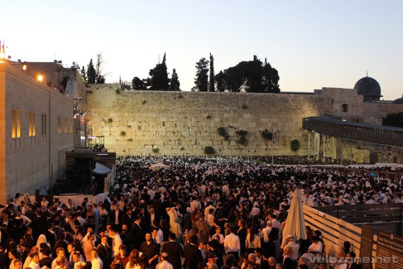 Wschód słońca na placu przed Ścianą Płaczu